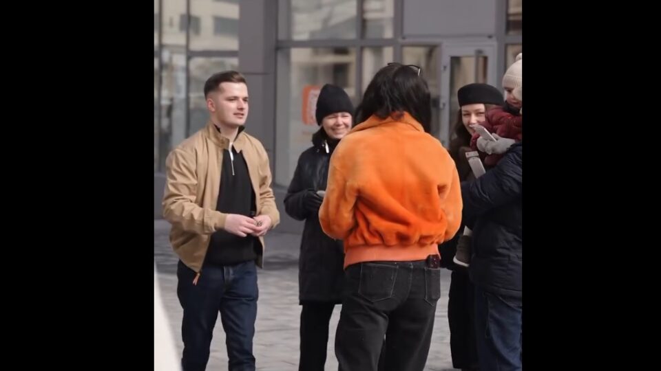 Tinerii din PSD Suceava au oferit mărțișoare în centrul Sucevei, „într-un gest simplu, din inimă”