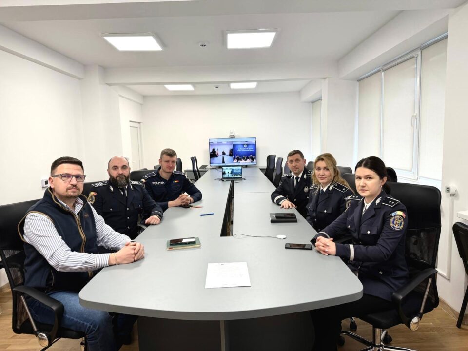 Întâlnire între polițiști din Suceava și din Cernăuți, într-un proiect finanțat de UE privind infracțiunile de mediu Întâlnire între polițiști din Suceava și din Cernăuți, într-un proiect finanțat de UE privind infracțiunile de mediu