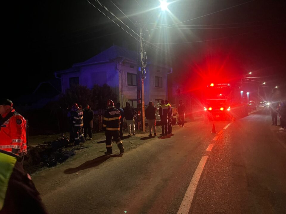 Un tânăr beat la volan a zburat cu mașina până în acoperișul unei case