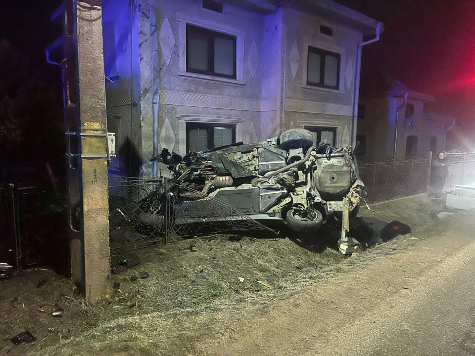 Un tânăr beat la volan a zburat cu mașina până în acoperișul unei case Un tânăr beat la volan a zburat cu mașina până în acoperișul unei case