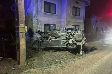 Un tânăr beat la volan a zburat cu mașina până în acoperișul unei case Un tânăr beat la volan a zburat cu mașina până în acoperișul unei case