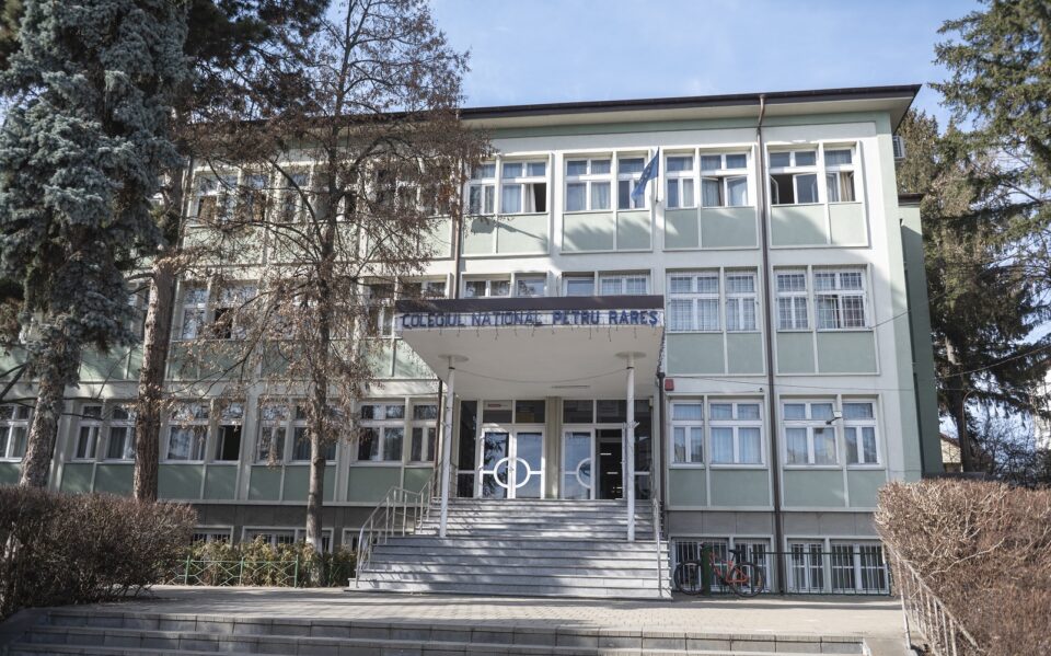 20 de elevi și patru profesori de la Colegiul Național „Petru Rareș” din Suceava sunt blocați în Dubai