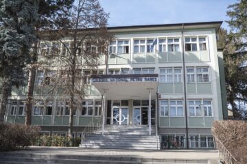 20 de elevi și patru profesori de la Colegiul Național „Petru Rareș” din Suceava sunt blocați în Dubai 20 de elevi și patru profesori de la Colegiul Național „Petru Rareș” din Suceava sunt blocați în Dubai