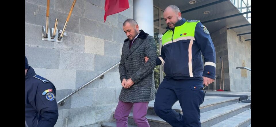 Primarul din Mitocu Dragomirnei, Radu Reziuc, a scăpat de arest preventiv. A fost plasat în arest la domiciliu