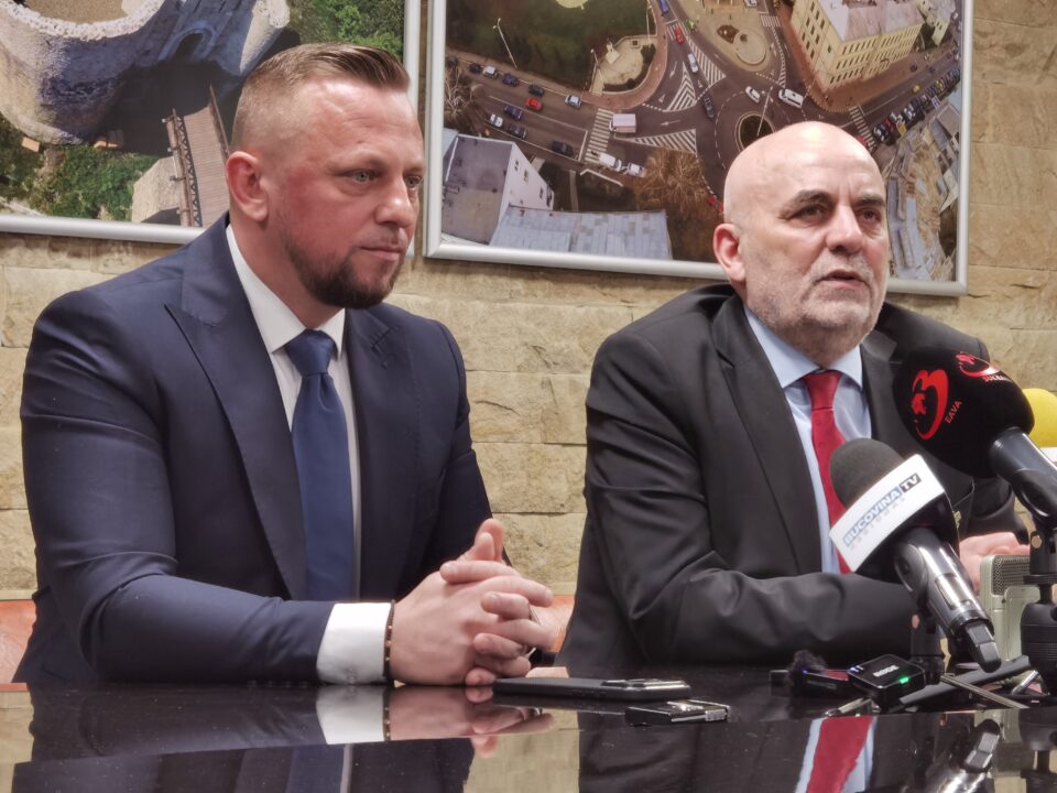 Alexandru Covașă, noul purtător de cuvânt și consilier de imagine al administrației sucevene, cu primarul Vasile Rîmbu