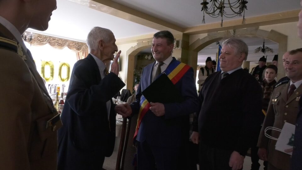 Veteranul Radu Caraciuc, premiat de primarul orașului Frasin, Marinel Balan, și de reprezentantul veteranilor, Ion Ploșniță