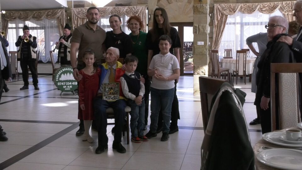 Veteran de război sărbătorit la Frasin, la împlinirea vârstei de 100 de ani