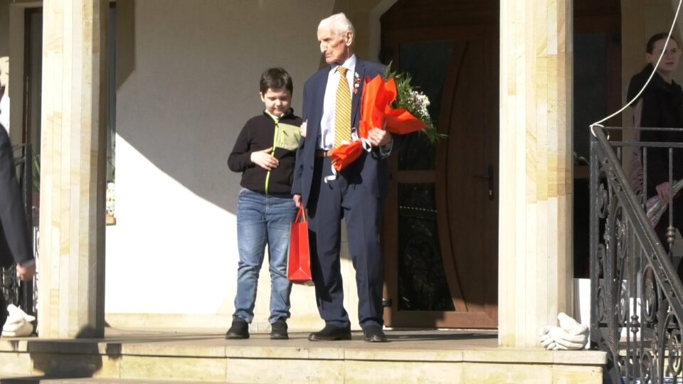 Veteranul Radu Caraciuc alături de nepotul său, la împlinirea vârstei de 100 de ani Veteranul Radu Caraciuc alături de nepotul său, la împlinirea vârstei de 100 de ani