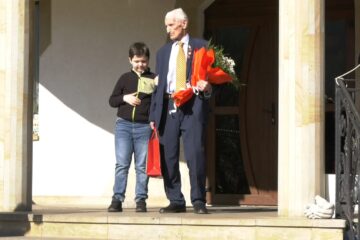 Veteranul Radu Caraciuc alături de nepotul său, la împlinirea vârstei de 100 de ani Veteranul Radu Caraciuc alături de nepotul său, la împlinirea vârstei de 100 de ani