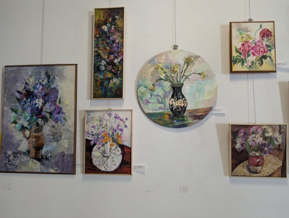 Drd. Delia Leizeriuc: „În contextul vizual contemporan, dominat de imagini rapide și tehnologice, pictura Marcelei Dascălu afirmă valoarea lentorii și a contemplației” Drd. Delia Leizeriuc: „În contextul vizual contemporan, dominat de imagini rapide și tehnologice, pictura Marcelei Dascălu afirmă valoarea lentorii și a contemplației”