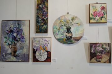 Drd. Delia Leizeriuc: „În contextul vizual contemporan, dominat de imagini rapide și tehnologice, pictura Marcelei Dascălu afirmă valoarea lentorii și a contemplației” Drd. Delia Leizeriuc: „În contextul vizual contemporan, dominat de imagini rapide și tehnologice, pictura Marcelei Dascălu afirmă valoarea lentorii și a contemplației”