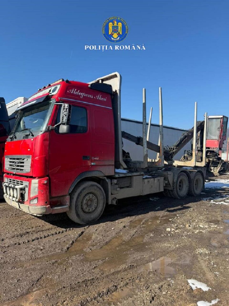 Patronul pensiunii ”Codrii Bucovinei”, călcat din nou de polițiști: două autotrenuri puse sub sechestru și pază cu jandarmii, pentru ridicarea unei cantități foarte mari de lemn