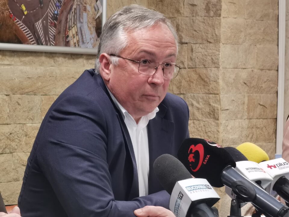 Cușnir reclamă vechea administrație de utilizarea sumelor încasate pentru alte taxe și impozite la subvenționarea taxei de salubrizareMajorarea taxei de salubrizare din municipiul Suceava cu aproape 70% a fost absolut necesară și ar fi trebuit să fie făcută cu mai mult timp în urmă, explică viceprimarul Dan Cușnir, care a prezentat valori similare sau mai mari din alte orașe, dar și o evoluție în timp a tarifului perceput, precum și a costurilor plătite de primărie. De la 1 ianuarie, sucevenii plătesc 25 lei lunar de persoană, taxă de salubrizare, adică 300 de lei de fiecare membru al familiei. ”Ceea ce îi nemulțumește pe mulți este creșterea acestei taxe. A fost o măsură absolut necesară. Sucevenii erau mințiți – plăteau 14 lei lunar, dar, de fapt, tot din banii lor plăteau diferența până la prețul real”, a afirmat viceprimarul Cușnir, în cadrul conferinței de presă de miercuri. ”Am promis că toate resursele colectate din taxa de salubrizare vor fi folosite exclusiv pentru curățenia orașului – așa facem. Stabilirea acesteia s-a făcut în primul rând în baza ordinului ANRE care precizează cum se calculează taxa de salubrizare – așa s-a ajuns la 25 lei de persoană lunar. Suntem pe locul 36 în țară între municipii, în alte părți este mai mare decât la noi”, a spus viceprimarul Sucevei, care a ținut să devoaleze ”minciunile și manipulările din trecut”, când operatorul de salubrizare era plătit tot la nivelul de 25 de lei de persoană lunar, dar de la populație se încasau doar 14 lei lunar. ”În fiecare an, diferența dintre ce s-a colectat din taxe de salubrizare de la populație și ce s-a plătit pentru aceste servicii a crescut. Am ajuns ca, în 2024, diferența dintre ce s-a colectat și ce s-a plătit să fie de 27,22 milioane lei. Peste 5 milioane de euro. Diferență plătită tot din banii sucevenilor. În total vorbim de 120 milioane de lei. Banii de la bugetul local, care, în loc să meargă la parcări, la programe de investiții, acopereau dezechilibrul creat de diferența dintre taxe de salubrizare și ce se plătea efectiv firmelor de salubrizare”, a concluzionat viceprimarul Dan Cușnir, care a precizat că nu a fost o practică ilegală, doar că a indus o idee greșită populației. El a prezentat evoluția taxei de salubrizare în municipiul Suceava: •	4 lei de persoană lunar în 2010,  •	5 lei lunar în 2013,  •	9 lei lunar din 2017,  •	12 lei din 2022,  •	14 lei din 2023, •	15 lei din 2024,  •	25 lei de persoană din 2026. ”Noi n-am făcut altceva decât să echilibrăm această balanță. Cât încasăm din salubrizare, folosim pentru salubrizare, în operațiuni reale. Dacă legea nu ne va obliga, nu vom mai crește taxa de salubrizare mulți ani de acum înainte”, a mai spus reprezentantul administrației locale, care a precizat că pentru asta este necesară creșterea gradului de încasare, fiind inițiate deja demersuri în această privință.