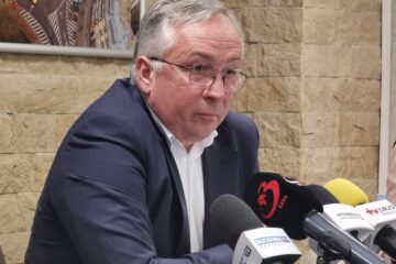 Cușnir reclamă vechea administrație de utilizarea sumelor încasate pentru alte taxe și impozite la subvenționarea taxei de salubrizareMajorarea taxei de salubrizare din municipiul Suceava cu aproape 70% a fost absolut necesară și ar fi trebuit să fie făcută cu mai mult timp în urmă, explică viceprimarul Dan Cușnir, care a prezentat valori similare sau mai mari din alte orașe, dar și o evoluție în timp a tarifului perceput, precum și a costurilor plătite de primărie. De la 1 ianuarie, sucevenii plătesc 25 lei lunar de persoană, taxă de salubrizare, adică 300 de lei de fiecare membru al familiei. ”Ceea ce îi nemulțumește pe mulți este creșterea acestei taxe. A fost o măsură absolut necesară. Sucevenii erau mințiți – plăteau 14 lei lunar, dar, de fapt, tot din banii lor plăteau diferența până la prețul real”, a afirmat viceprimarul Cușnir, în cadrul conferinței de presă de miercuri. ”Am promis că toate resursele colectate din taxa de salubrizare vor fi folosite exclusiv pentru curățenia orașului – așa facem. Stabilirea acesteia s-a făcut în primul rând în baza ordinului ANRE care precizează cum se calculează taxa de salubrizare – așa s-a ajuns la 25 lei de persoană lunar. Suntem pe locul 36 în țară între municipii, în alte părți este mai mare decât la noi”, a spus viceprimarul Sucevei, care a ținut să devoaleze ”minciunile și manipulările din trecut”, când operatorul de salubrizare era plătit tot la nivelul de 25 de lei de persoană lunar, dar de la populație se încasau doar 14 lei lunar. ”În fiecare an, diferența dintre ce s-a colectat din taxe de salubrizare de la populație și ce s-a plătit pentru aceste servicii a crescut. Am ajuns ca, în 2024, diferența dintre ce s-a colectat și ce s-a plătit să fie de 27,22 milioane lei. Peste 5 milioane de euro. Diferență plătită tot din banii sucevenilor. În total vorbim de 120 milioane de lei. Banii de la bugetul local, care, în loc să meargă la parcări, la programe de investiții, acopereau dezechilibrul creat de diferența dintre taxe de salubrizare și ce se plătea efectiv firmelor de salubrizare”, a concluzionat viceprimarul Dan Cușnir, care a precizat că nu a fost o practică ilegală, doar că a indus o idee greșită populației. El a prezentat evoluția taxei de salubrizare în municipiul Suceava: • 4 lei de persoană lunar în 2010, • 5 lei lunar în 2013, • 9 lei lunar din 2017, • 12 lei din 2022, • 14 lei din 2023, • 15 lei din 2024, • 25 lei de persoană din 2026. ”Noi n-am făcut altceva decât să echilibrăm această balanță. Cât încasăm din salubrizare, folosim pentru salubrizare, în operațiuni reale. Dacă legea nu ne va obliga, nu vom mai crește taxa de salubrizare mulți ani de acum înainte”, a mai spus reprezentantul administrației locale, care a precizat că pentru asta este necesară creșterea gradului de încasare, fiind inițiate deja demersuri în această privință. Cușnir reclamă vechea administrație de utilizarea sumelor încasate pentru alte taxe și impozite la subvenționarea taxei de salubrizareMajorarea taxei de salubrizare din municipiul Suceava cu aproape 70% a fost absolut necesară și ar fi trebuit să fie făcută cu mai mult timp în urmă, explică viceprimarul Dan Cușnir, care a prezentat valori similare sau mai mari din alte orașe, dar și o evoluție în timp a tarifului perceput, precum și a costurilor plătite de primărie. De la 1 ianuarie, sucevenii plătesc 25 lei lunar de persoană, taxă de salubrizare, adică 300 de lei de fiecare membru al familiei. ”Ceea ce îi nemulțumește pe mulți este creșterea acestei taxe. A fost o măsură absolut necesară. Sucevenii erau mințiți – plăteau 14 lei lunar, dar, de fapt, tot din banii lor plăteau diferența până la prețul real”, a afirmat viceprimarul Cușnir, în cadrul conferinței de presă de miercuri. ”Am promis că toate resursele colectate din taxa de salubrizare vor fi folosite exclusiv pentru curățenia orașului – așa facem. Stabilirea acesteia s-a făcut în primul rând în baza ordinului ANRE care precizează cum se calculează taxa de salubrizare – așa s-a ajuns la 25 lei de persoană lunar. Suntem pe locul 36 în țară între municipii, în alte părți este mai mare decât la noi”, a spus viceprimarul Sucevei, care a ținut să devoaleze ”minciunile și manipulările din trecut”, când operatorul de salubrizare era plătit tot la nivelul de 25 de lei de persoană lunar, dar de la populație se încasau doar 14 lei lunar. ”În fiecare an, diferența dintre ce s-a colectat din taxe de salubrizare de la populație și ce s-a plătit pentru aceste servicii a crescut. Am ajuns ca, în 2024, diferența dintre ce s-a colectat și ce s-a plătit să fie de 27,22 milioane lei. Peste 5 milioane de euro. Diferență plătită tot din banii sucevenilor. În total vorbim de 120 milioane de lei. Banii de la bugetul local, care, în loc să meargă la parcări, la programe de investiții, acopereau dezechilibrul creat de diferența dintre taxe de salubrizare și ce se plătea efectiv firmelor de salubrizare”, a concluzionat viceprimarul Dan Cușnir, care a precizat că nu a fost o practică ilegală, doar că a indus o idee greșită populației. El a prezentat evoluția taxei de salubrizare în municipiul Suceava: • 4 lei de persoană lunar în 2010, • 5 lei lunar în 2013, • 9 lei lunar din 2017, • 12 lei din 2022, • 14 lei din 2023, • 15 lei din 2024, • 25 lei de persoană din 2026. ”Noi n-am făcut altceva decât să echilibrăm această balanță. Cât încasăm din salubrizare, folosim pentru salubrizare, în operațiuni reale. Dacă legea nu ne va obliga, nu vom mai crește taxa de salubrizare mulți ani de acum înainte”, a mai spus reprezentantul administrației locale, care a precizat că pentru asta este necesară creșterea gradului de încasare, fiind inițiate deja demersuri în această privință.