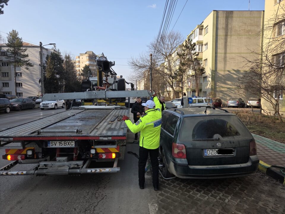 Mașinile ridicate și amendă pentru că au parcat pe locuri pentru persoane cu dizabilități, în Suceava
