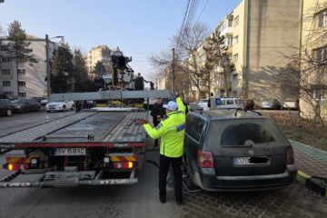 Mașinile ridicate și amendă pentru că au parcat pe locuri pentru persoane cu dizabilități, în Suceava