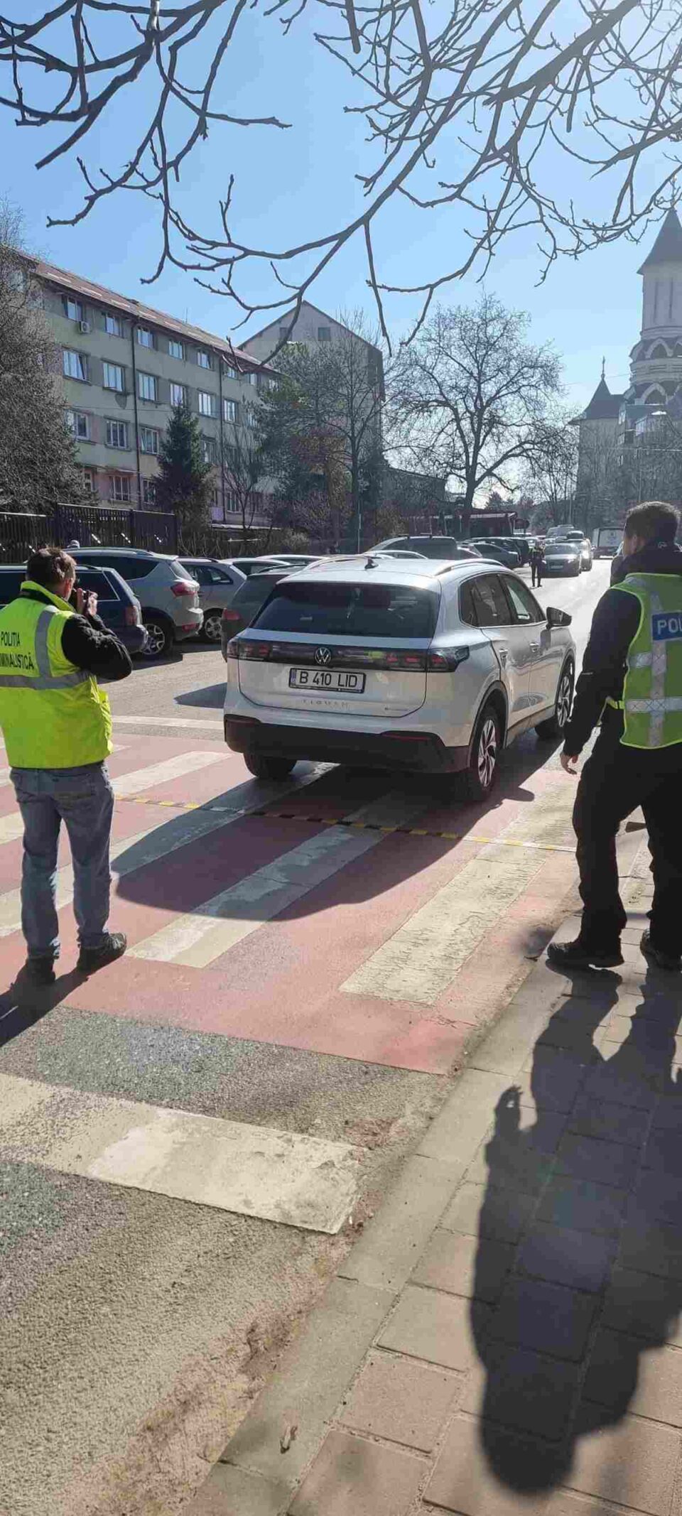 Tânăr accidentat de o mașină pe trecerea de pietoni, în fața Colegiului „Mihai Eminescu”