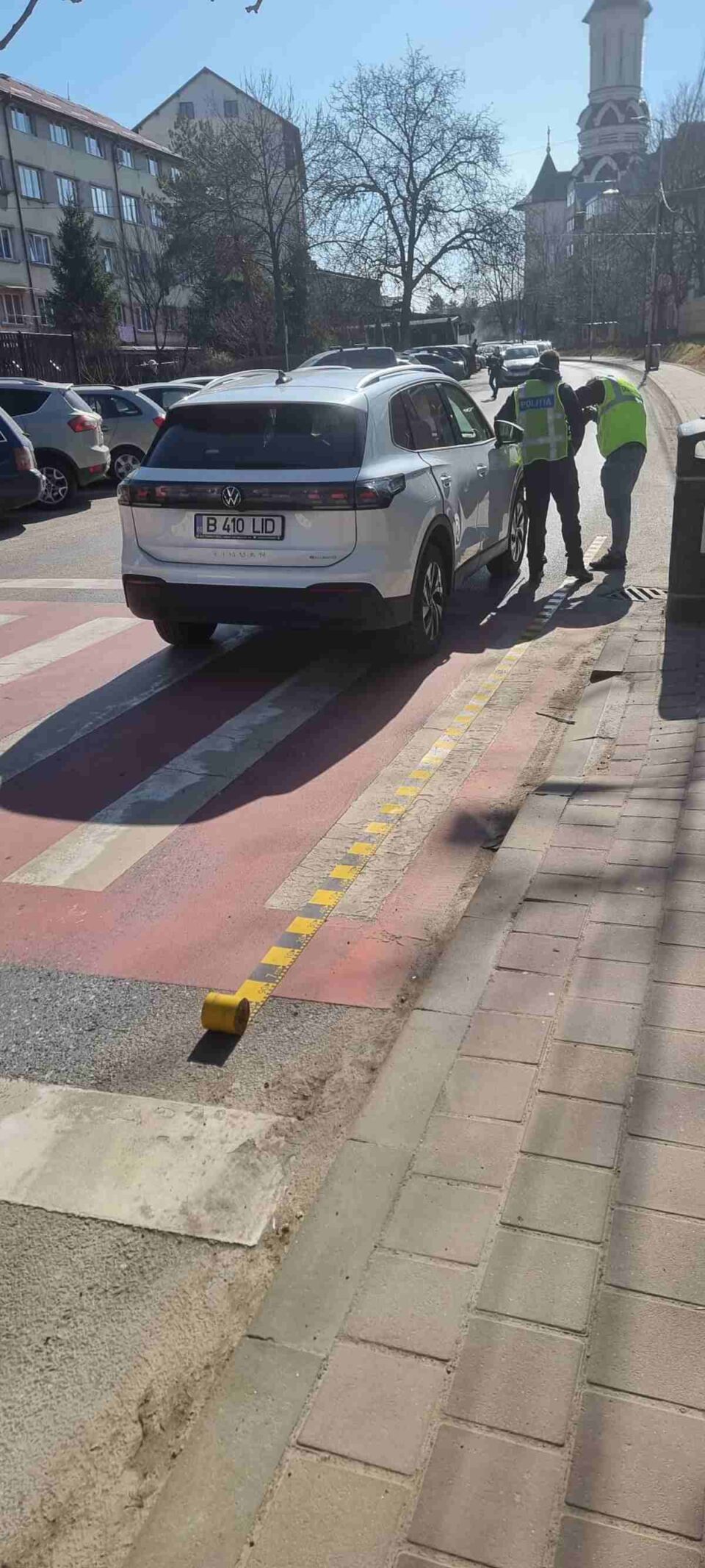 Tânăr accidentat de o mașină pe trecerea de pietoni, în fața Colegiului „Mihai Eminescu”