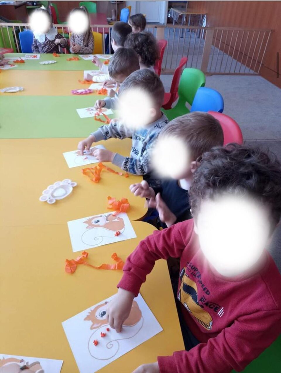 În plan secund, gardul folosit