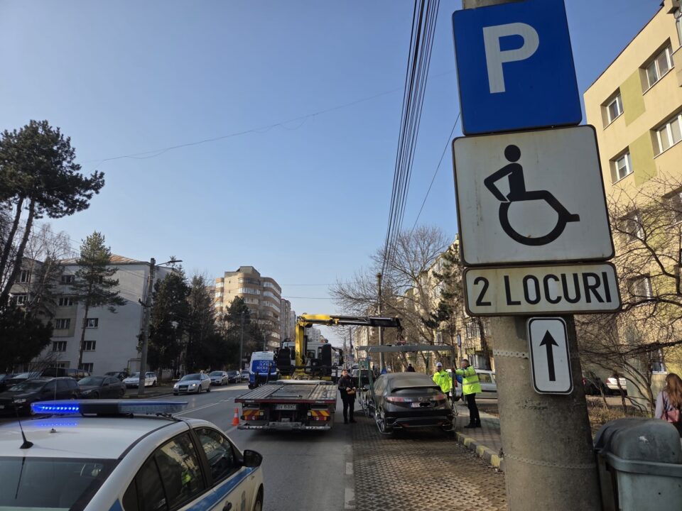 Mașinile ridicate și amendă pentru că au parcat pe locuri pentru persoane cu dizabilități, în Suceava