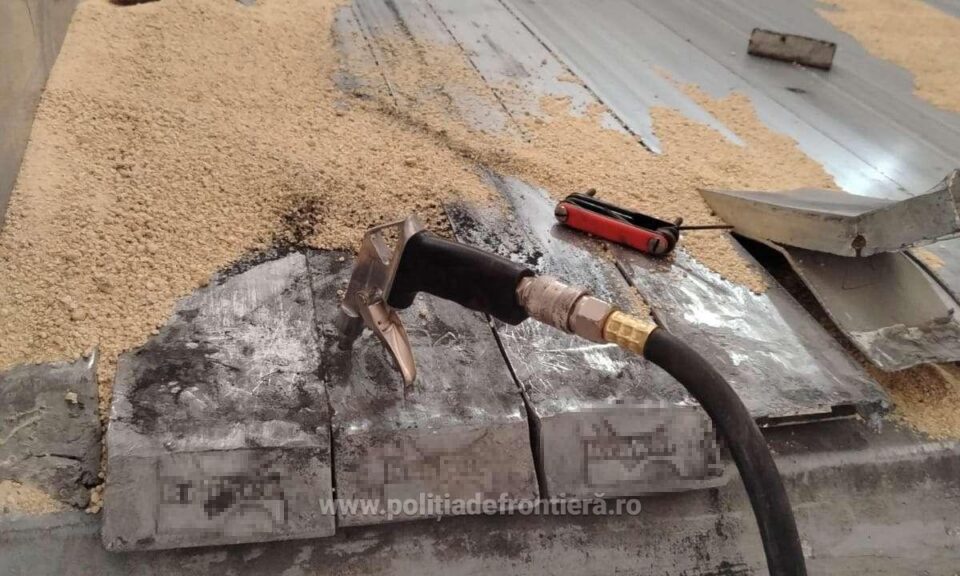 Peste 16.000 de pachete de țigări de contrabandă, găsite ascunse într-un camion ucrainean care transporta furaje de soia