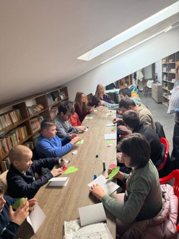 Ateliere ocupaționale dedicate zilei de 8 Martie, organizate pentru copii de Complexul de Servicii Multifuncționale Gura Humorului