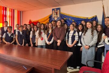 20 de tineri cu inițiativă formează primul Consiliu Local al Copiilor din Dumbrăveni