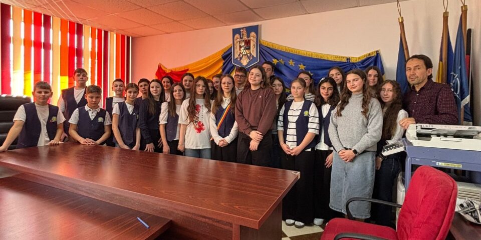 20 de tineri cu inițiativă formează primul Consiliu Local al Copiilor din Dumbrăveni