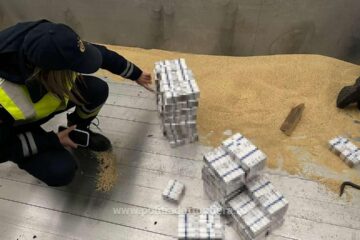 Peste 16.000 de pachete de țigări de contrabandă, găsite ascunse într-un camion ucrainean care transporta furaje de soia