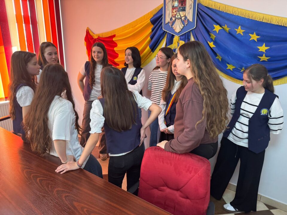 20 de tineri cu inițiativă formează primul Consiliu Local al Copiilor din Dumbrăveni