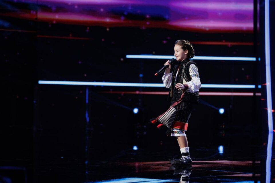 Daria Domnica Rusu, în vârstă de 9 ani, din Cajvana, a trecut în etapa următoare a concursului „Românii au Talent” cu un moment folcloric