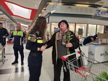 Flori, mărțișoare și un experiment în lupta pentru combaterea violenței în familie