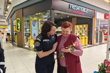 Flori, mărțișoare și un experiment în lupta pentru combaterea violenței în familie