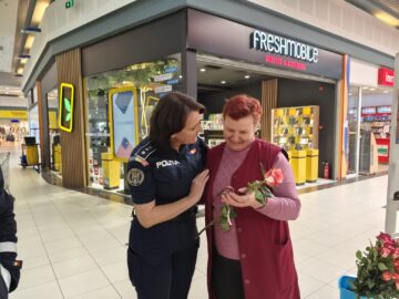 Flori, mărțișoare și un experiment în lupta pentru combaterea violenței în familie