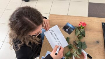 Flori, mărțișoare și un experiment în lupta pentru combaterea violenței în familie