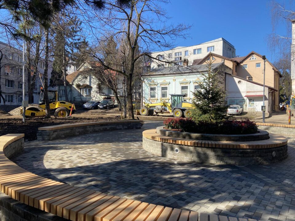 Primăria Suceava a început lucrările pentru amenajarea a 42 de locuri de parcare în zona restaurantului Național