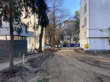 Primăria Suceava a început lucrările pentru amenajarea a 42 de locuri de parcare în zona restaurantului Național