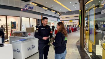 Flori, mărțișoare și un experiment în lupta pentru combaterea violenței în familie