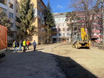 Primăria Suceava a început lucrările pentru amenajarea a 42 de locuri de parcare în zona restaurantului Național