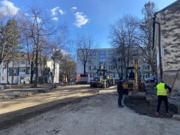 Primăria Suceava a început lucrările pentru amenajarea a 42 de locuri de parcare în zona restaurantului Național