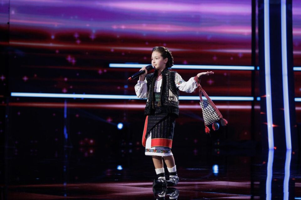 Daria Domnica Rusu, în vârstă de 9 ani, din Cajvana, a trecut în etapa următoare a concursului „Românii au Talent” cu un moment folcloric
