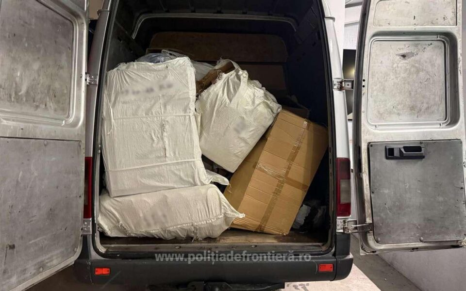 Șlapi posibil contrafăcuți, confiscați de la un bărbat care pleca în Ucraina