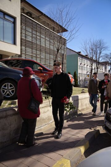 Tinerii social-democrați din Suceava au oferit flori femeilor și au transmis respectul pentru rolul important pe care acestea îl au în viața comunității