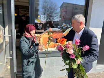 Flori oferite de social-democrați doamnelor și domnișoarelor din Rădăuți și Fălticeni, de Ziua Femeii