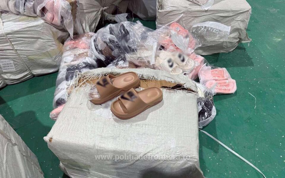 Șlapi posibil contrafăcuți, confiscați de la un bărbat care pleca în Ucraina
