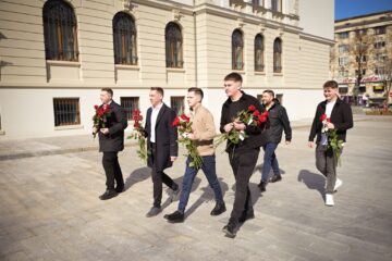 Tinerii social-democrați din Suceava au oferit flori femeilor și au transmis respectul pentru rolul important pe care acestea îl au în viața comunității