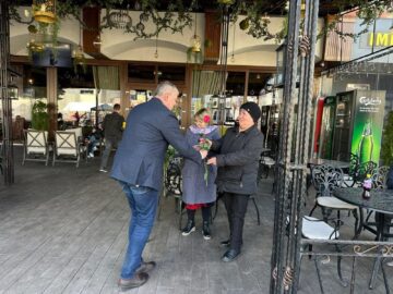 Flori oferite de social-democrați doamnelor și domnișoarelor din Rădăuți și Fălticeni, de Ziua Femeii