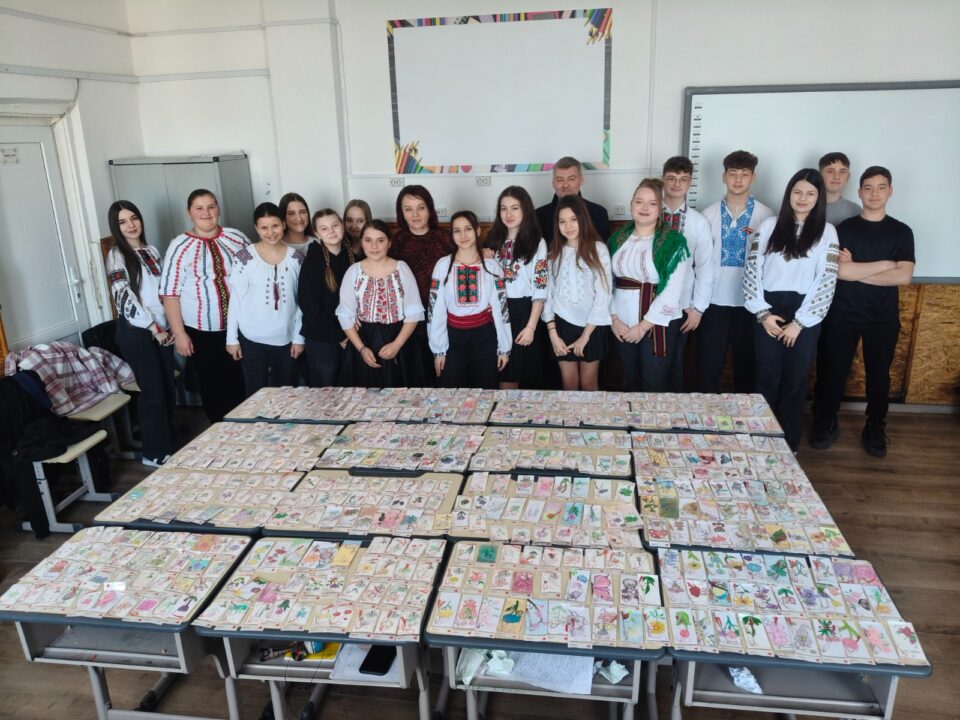 700 de mărțișoare cu amprenta copilăriei, împărțite de elevii școlii din Bănești