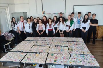 700 de mărțișoare cu amprenta copilăriei, împărțite de elevii școlii din Bănești