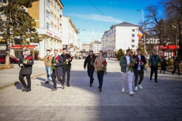 Tinerii social-democrați din Suceava au oferit flori femeilor și au transmis respectul pentru rolul important pe care acestea îl au în viața comunității